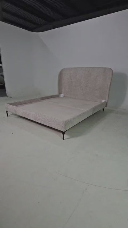 Cama | Cabeceira Estofada com Laterais Curvas e Pés Metálicos